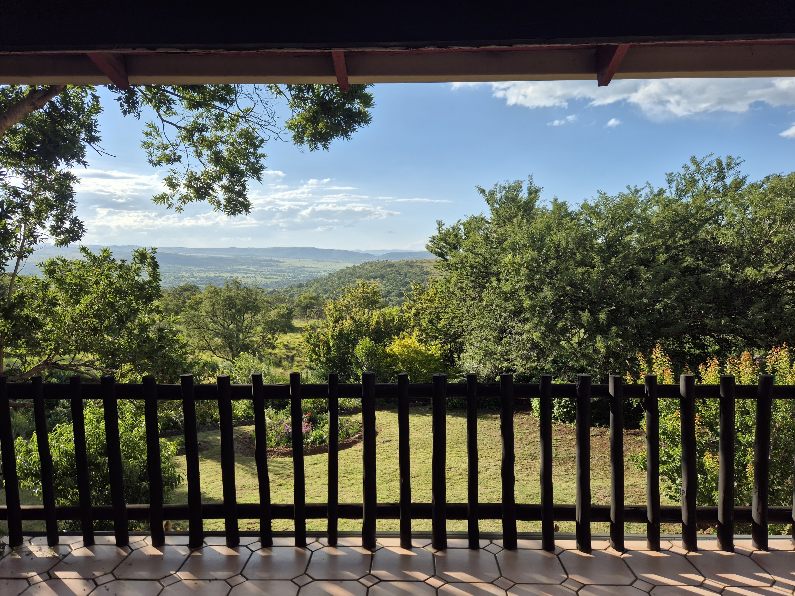 Überdachte Veranda des Homestead mit weitem Blick über das Naturschutzgebiet und die Magaliesberge