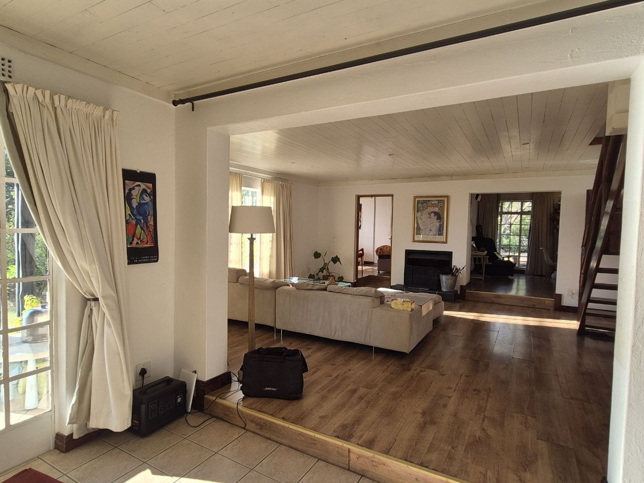 Großzügiges Wohnzimmer mit Kamin und Holzdielenboden